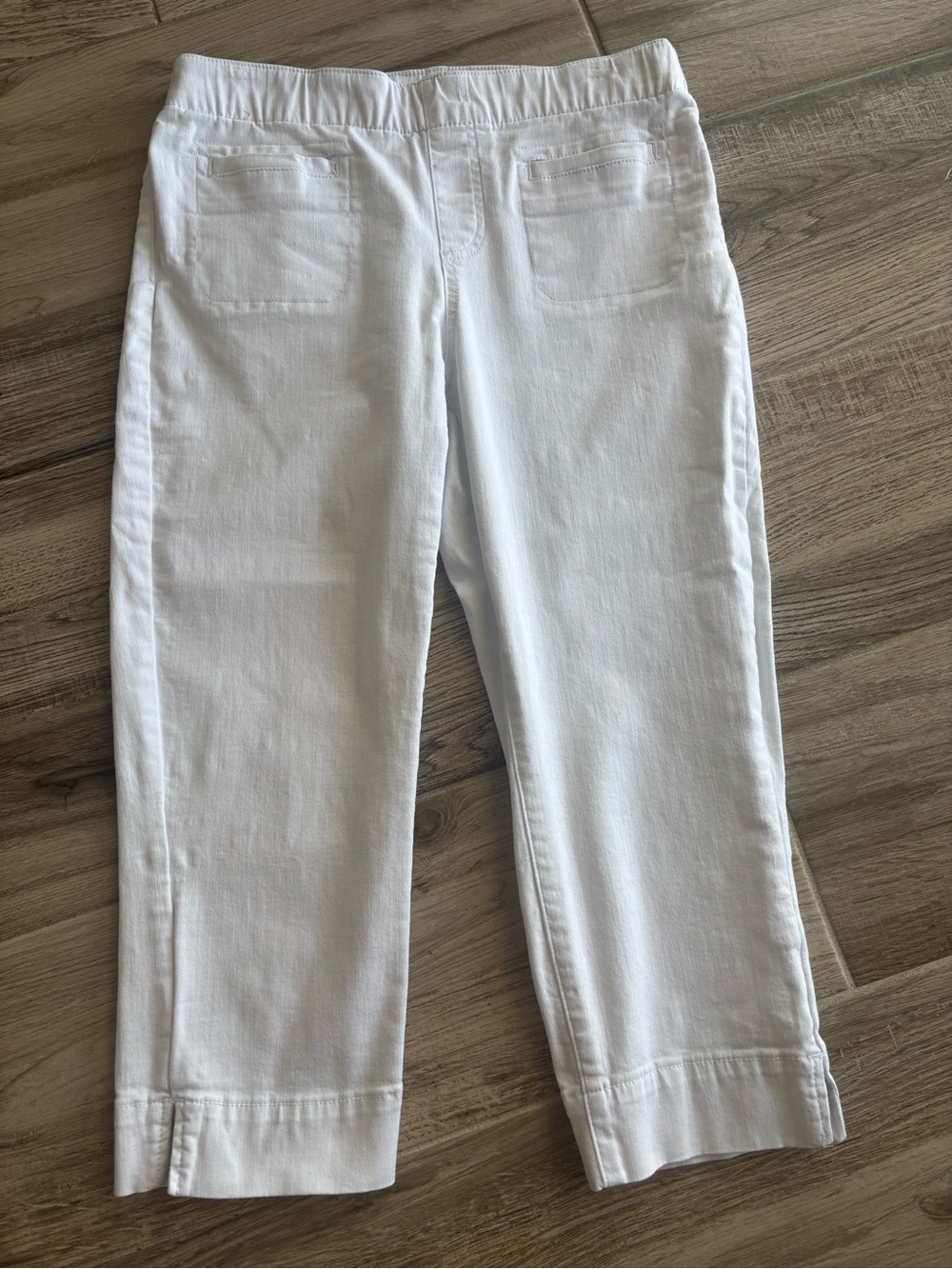 Westport White Stretch white Capri pants in size 4P in excellent condition